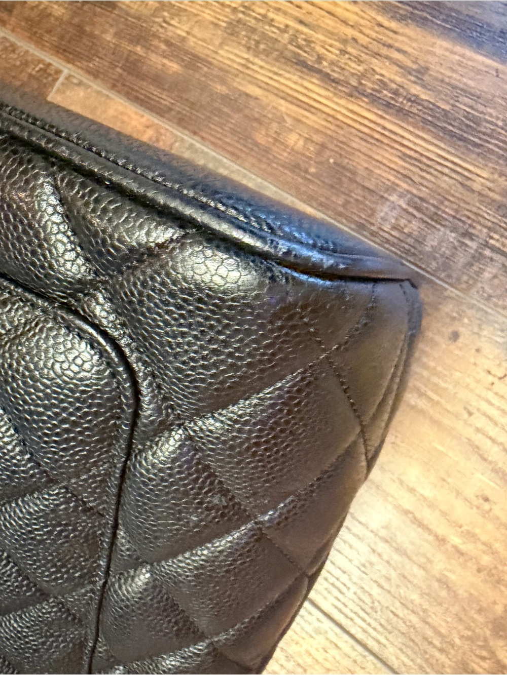 CHANEL Caviar Quilted
Medallion Tote bag in black leather. Vintage Y2K Classic - Picture 10 of 13